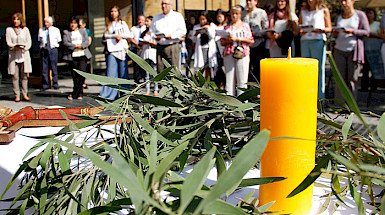 Candle on the altar surrounded by a wreath of leaves