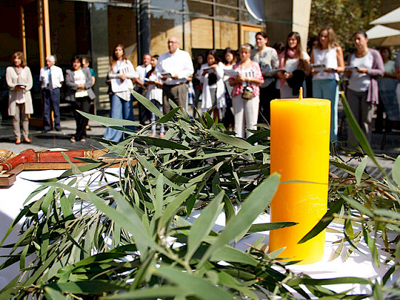 Candle on the altar surrounded by a wreath of leaves