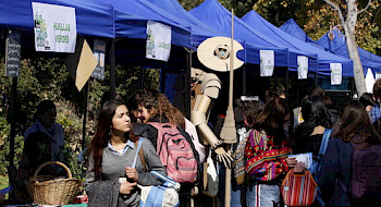 Estudiantes durante feria de sustentabilidad de Campus San Joaquín.