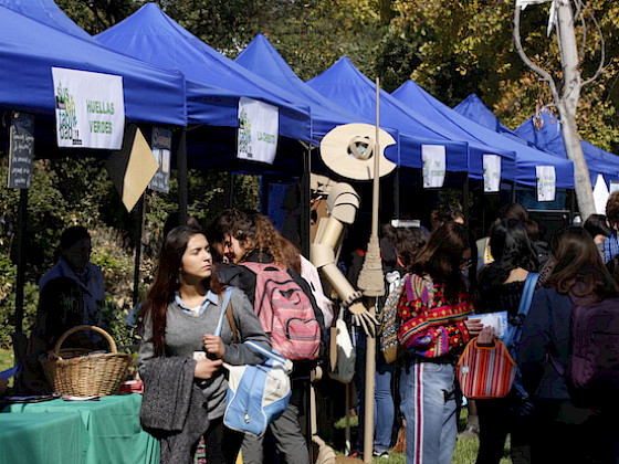 Estudiantes durante feria de sustentabilidad de Campus San Joaquín.