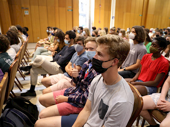 Alumnos en el Salón Fresno.- Foto Dirección de Comunicaciones