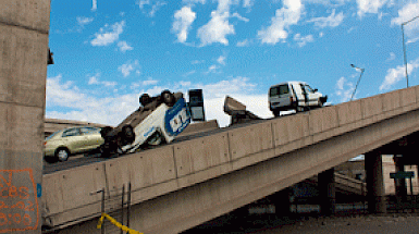 Autos volcados en Avenida Américo Vespucio Norte, el día después del terremoto de 2010.