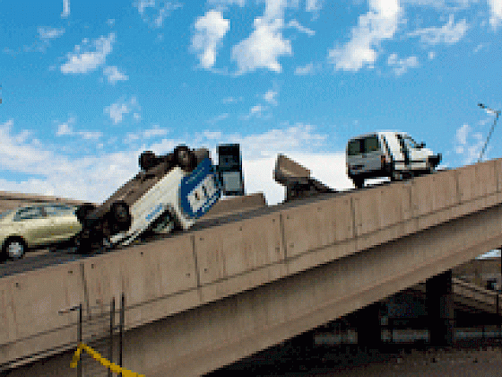 Autos volcados en Avenida Américo Vespucio Norte, el día después del terremoto de 2010.