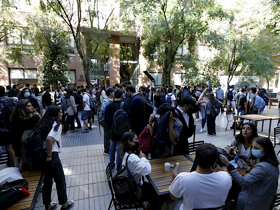 Alumnos conversando en patio casa central.- Foto Dirección de Comunicaciones