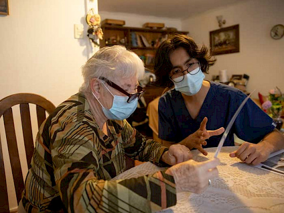 una adulta mayor con un enfermero