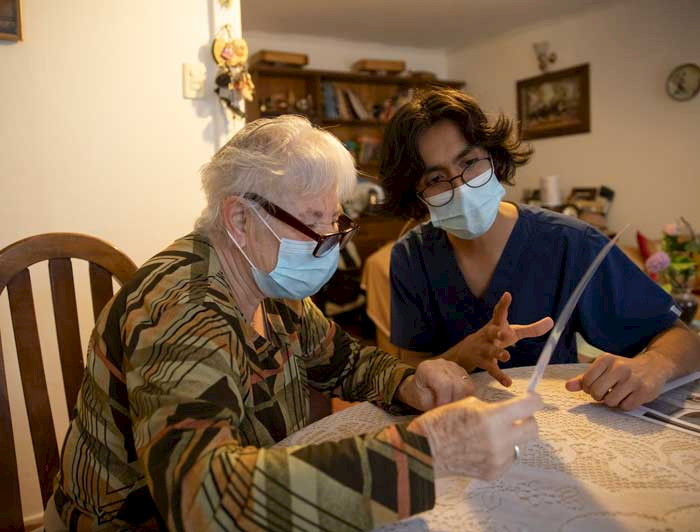 una adulta mayor con un enfermero