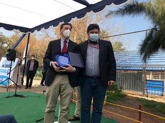 Alexis Kalergis con el alcalde de Macul Gonzalo Montoya. Foto Inés Llambías Comunicaciones