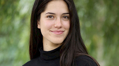 joven mujer de pelo largo color café