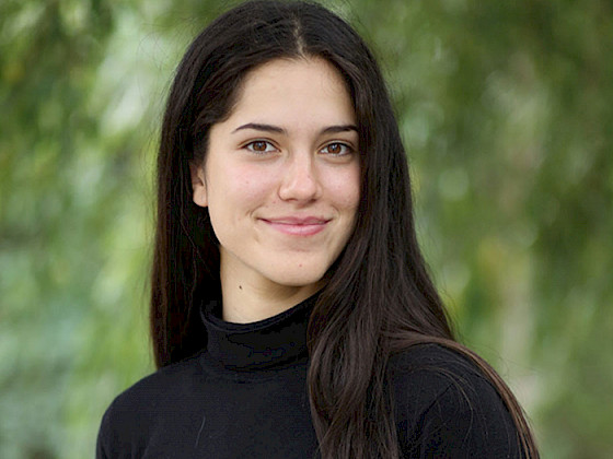 joven mujer de pelo largo color café