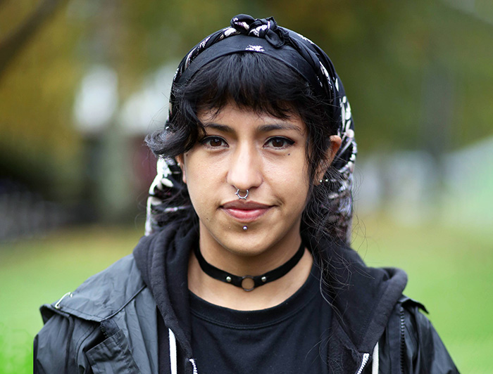 Paulina Melinka Poffald Quelempan (28) enseña mapudungun en Mapuzuguletuaiñ, organización fundada en Temuco cuyo trabajo se enfoca en la enseñanza de esta lengua. (Crédito fotografía: Cristóbal Saavedra)