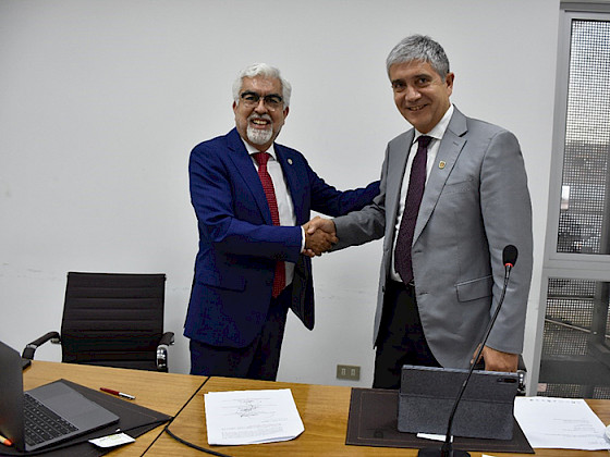 Rectores saliente Aliro Bórquez (izquierda) y entrante Carlos Saavedra (derecha).- Foto Red G9