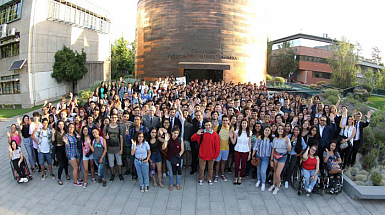 Alumnos y autoridades de la universidad, incluido el rector, Ignacio Sánchez.