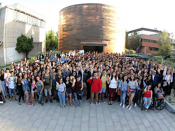Alumnos y autoridades de la universidad, incluido el rector, Ignacio Sánchez.
