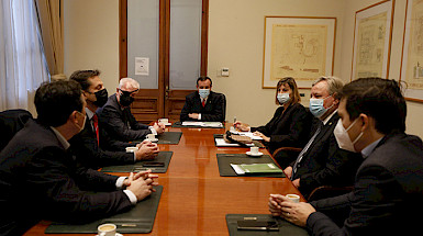 Reunión Ignacio Sánchez, rector UC, Lawrence Banks, ICGEB y Alexis Kalergis, IMII, entre otros participantes.- Foto César Cortés