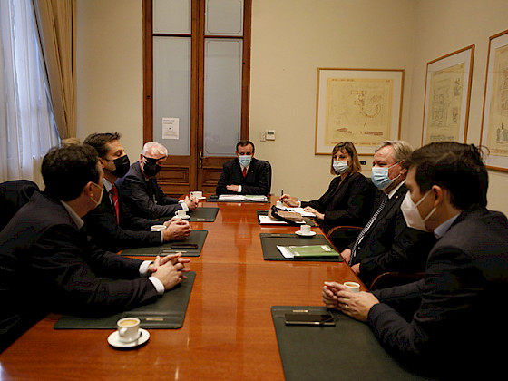 Reunión Ignacio Sánchez, rector UC, Lawrence Banks, ICGEB y Alexis Kalergis, IMII, entre otros participantes.- Foto César Cortés