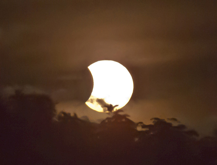 imagen correspondiente a la noticia: "Transmitirán eclipse parcial de Sol desde El Colorado"