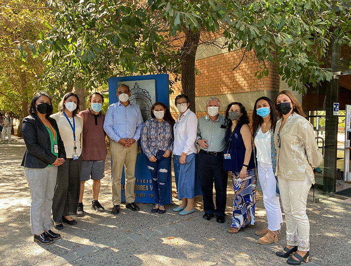 Grupo de personas con mascarilla, posando frente a la Facultad de Agronomía e Ingeniería Forestal. 