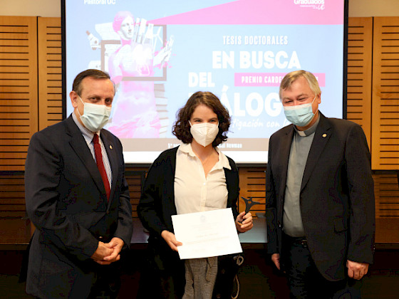 mujer con diploma en las manos