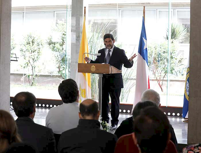 hombre hablando frente a un grupo de personas sentadas