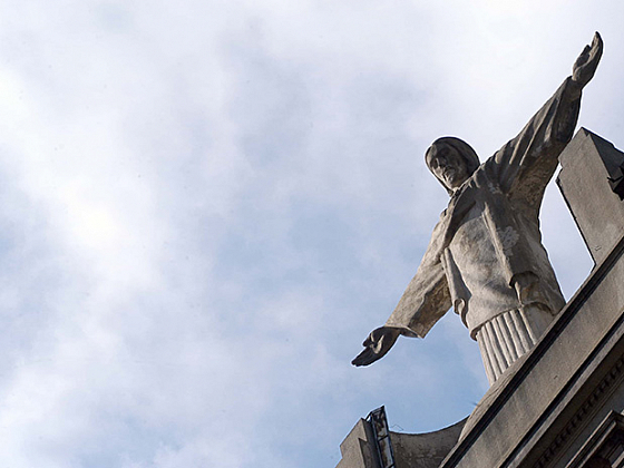 Vista del Cristo ubicado en el frontis del campus Casa Central.
