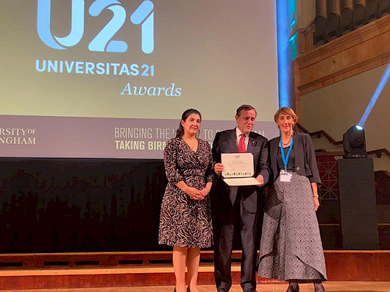 Rector y vicerrectora de Asuntos Internacionales reciben el premio en nombre del profesor Ricardo Rosas.