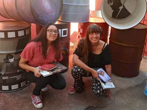 Rashel Vargas e Isabel Wahl junto a envases de aceite industrial
