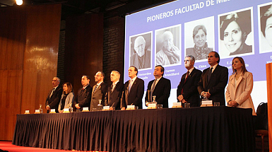 Mesa de autoridades que lideró la celebración de los 90 años de la Facultad de Medicina.