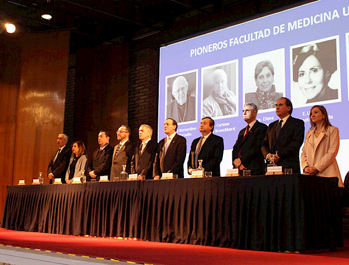 Mesa de autoridades que lideró la celebración de los 90 años de la Facultad de Medicina.