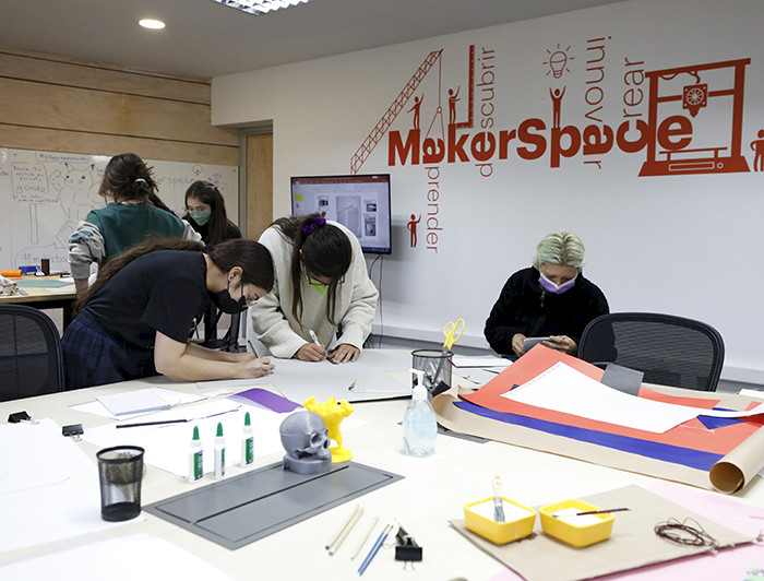 imagen correspondiente a la noticia: "Bibliotecas UC realizó exitoso taller sobre el “arte de encuadernar” en nuevo Makerspace"