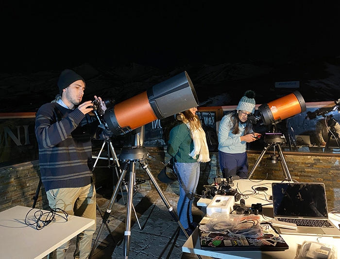 Durante la jornada también se realizaron mediciones fotométricas visuales y fotográficas con telescopios, binoculares y un par de cámaras acopladas a estos, además de mediciones de espectros de la superficie lunar. A la izquierda: el profesor Thomas Puzia junto a el estudiante Baltasar Luco. (Crédito fotográfico: Nicole Saffie)