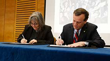 La escritoria Diamela Eltit y el rector Ignacio Sánchez firmando el convenio.