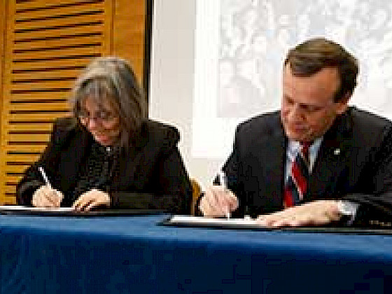 La escritoria Diamela Eltit y el rector Ignacio Sánchez firmando el convenio.