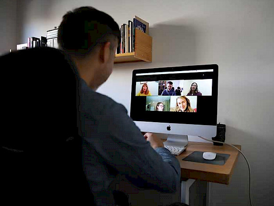 hombre frente a computador