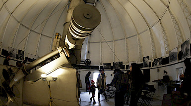 Personas caminando dentro del domo del Observatorio Foster.