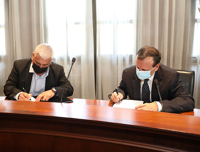  Father Alejandro Ruiz and President Ignacio Sánchez sign the collaboration agreement.