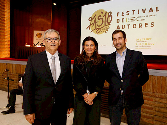 Arturo Infante, presidente saliente de la Corporación del Libro y la Lectura (CLL); María Angélica, directora de Ediciones UC y quien asumirá como vicepresidenta de la CLL; Sebastián Rodríguez-Peña, gerente general de Penguin Random House, quien asumirá la presidencia de la Corporación.