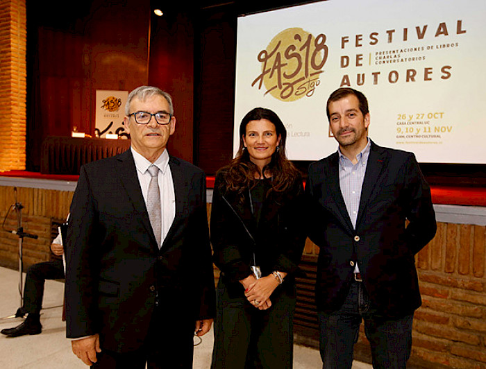 Arturo Infante, presidente saliente de la Corporación del Libro y la Lectura (CLL); María Angélica, directora de Ediciones UC y quien asumirá como vicepresidenta de la CLL; Sebastián Rodríguez-Peña, gerente general de Penguin Random House, quien asumirá la presidencia de la Corporación.