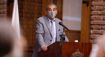 hombre hablando frente a micrófono