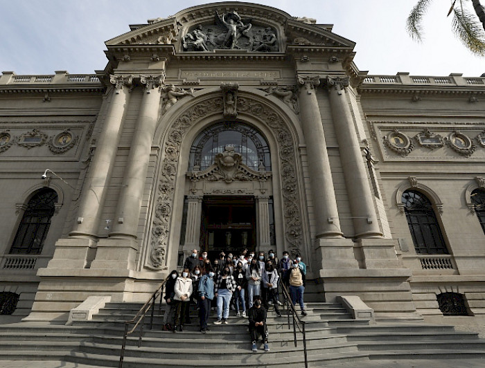 imagen correspondiente a la noticia: "La Ciudad y las Palabras UC organiza visita patrimonial para escolares al Museo de Bellas Artes"