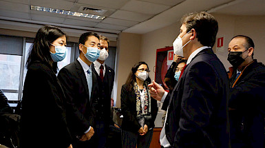 Visita a laboratorio UC del embajador de China.- Foto Dirección de Comunicaciones