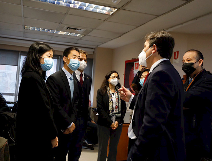 Visita a laboratorio UC del embajador de China.- Foto Dirección de Comunicaciones