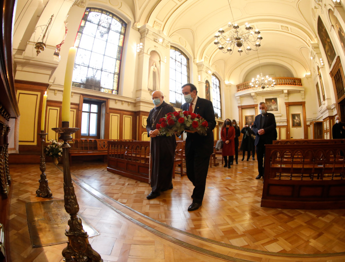 President Sanchez bringing 33 roses