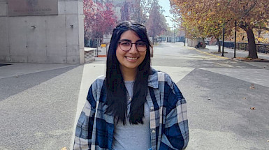 Hillary Gallardo en los patios del Campus San Joaquín.