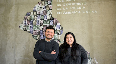 un hombre y una mujer jóvenes