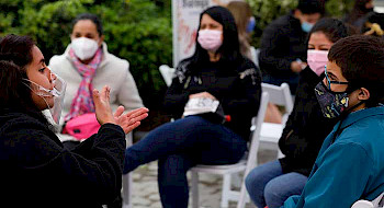 Imagen de un grupo de personas debatiendo al aire libre en uno de los campus.