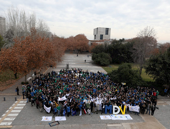 grupo de jóvenes de pie en el patio