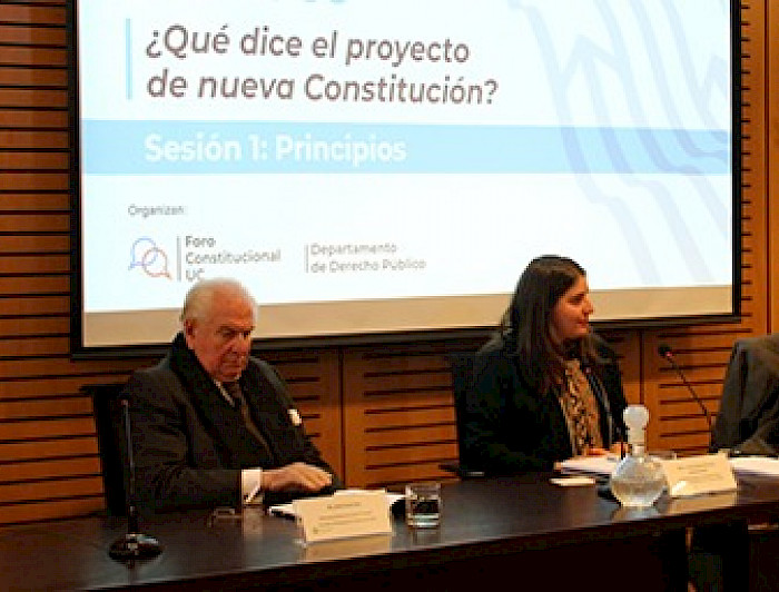 imagen correspondiente a la noticia: "Profesores de Derecho UC abordaron los principios en el proyecto de nueva Constitución"