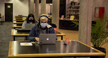 Estudiantes en la biblioteca. Foto Karina Fuenzalida