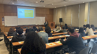 Sesión presencial en el auditorio de Letras