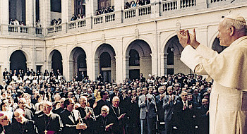 El Papa Juan Pablo II en su visita a Chile estuvo en la UC. Foto Dirección de Comunicaciones